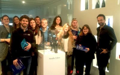 Alumnos de diseño de ESDi visitan el showroom de Studio Glass para adquirir conceptos prácticos relacionados con el packaging de vidrio